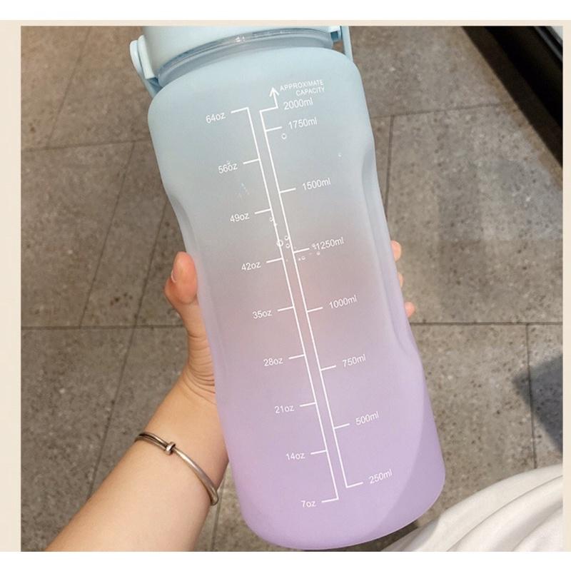 Bình nước nhắc nhở uống nước mỗi ngày 2 lít tiện lợi tặng kèm ống hút - Bình đựng nước thể thao - Chai detox sức khoẻ