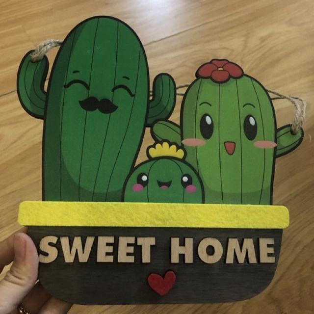 Bảng gỗ trang trí chữ Sweet home hình gia đình cây xương rồng xanh mát