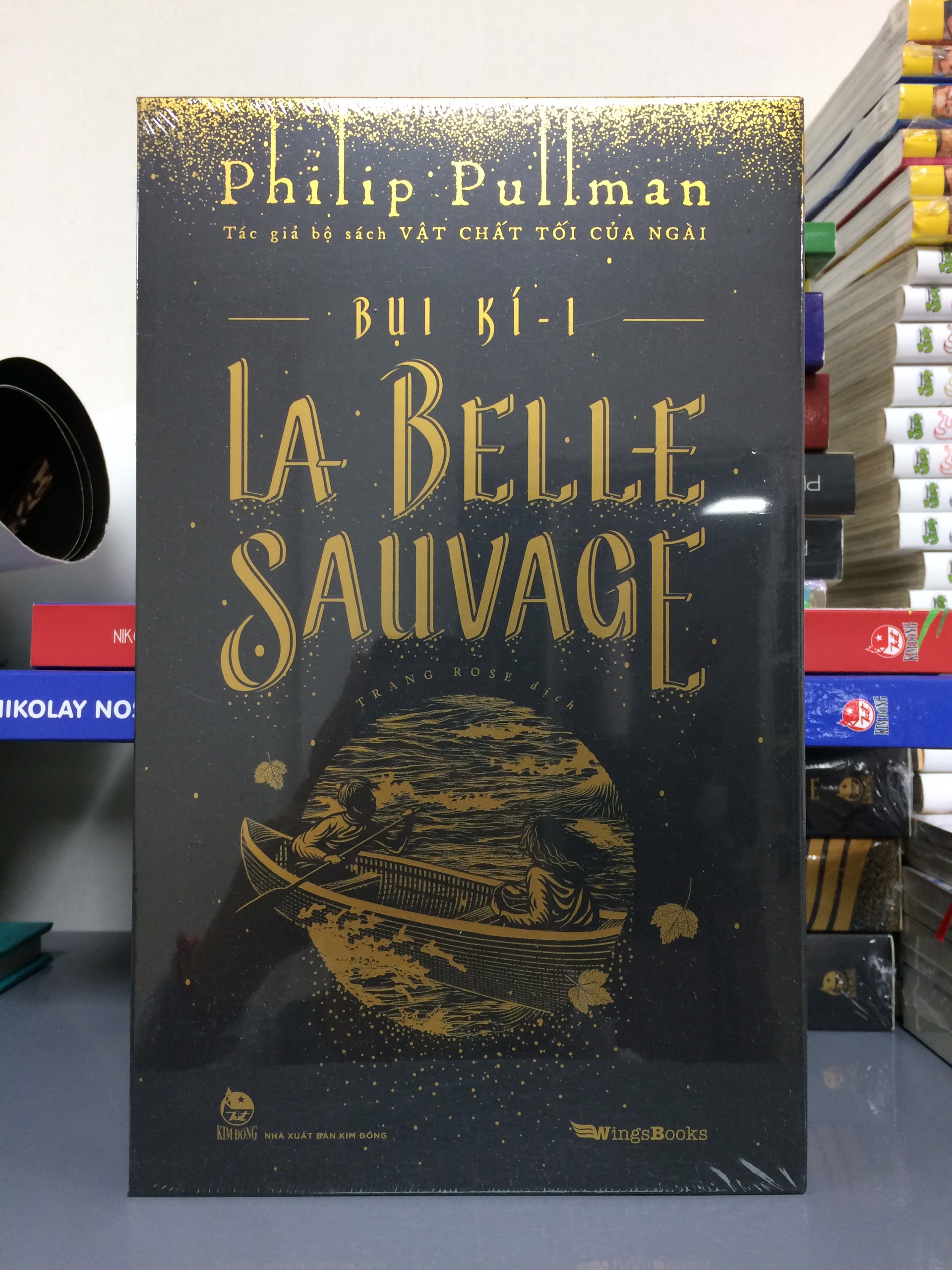 BỤI KÍ - TẬP 1 - LA BELLE SAUVAGE - BẢN ĐẶC BIỆT (TẶNG KÈM HỘP + 01 POSTCARD)