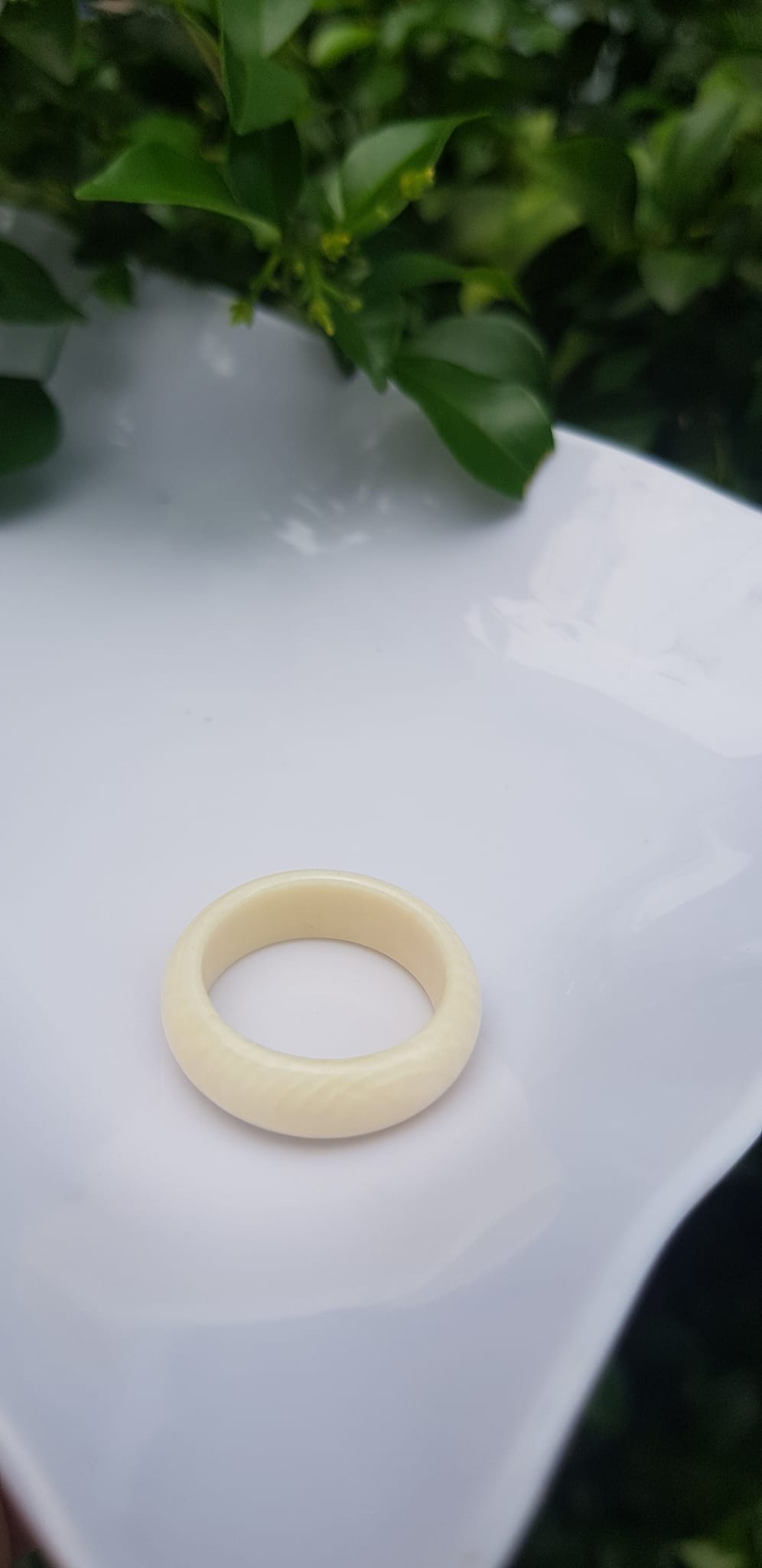 Nhẫn Nam tay nhỏ và nữ Nhẫn Ni 17mm x cao 6mm x dầy 3mm Màu trắng Ngọc Ngà vân tự nhiên đẹp sang tay ạ