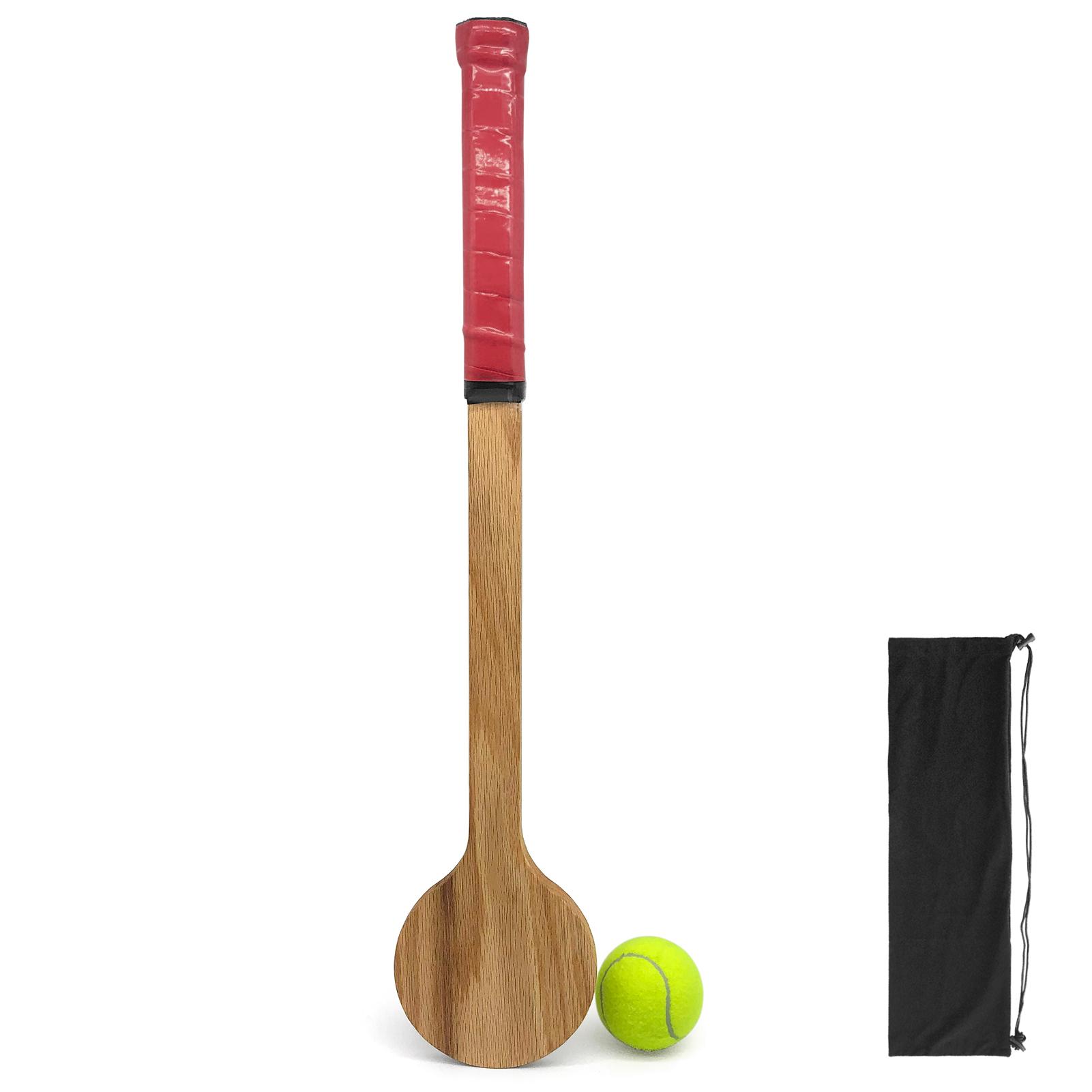 Vợt đánh tennis bằng gỗ và bóng tennis
