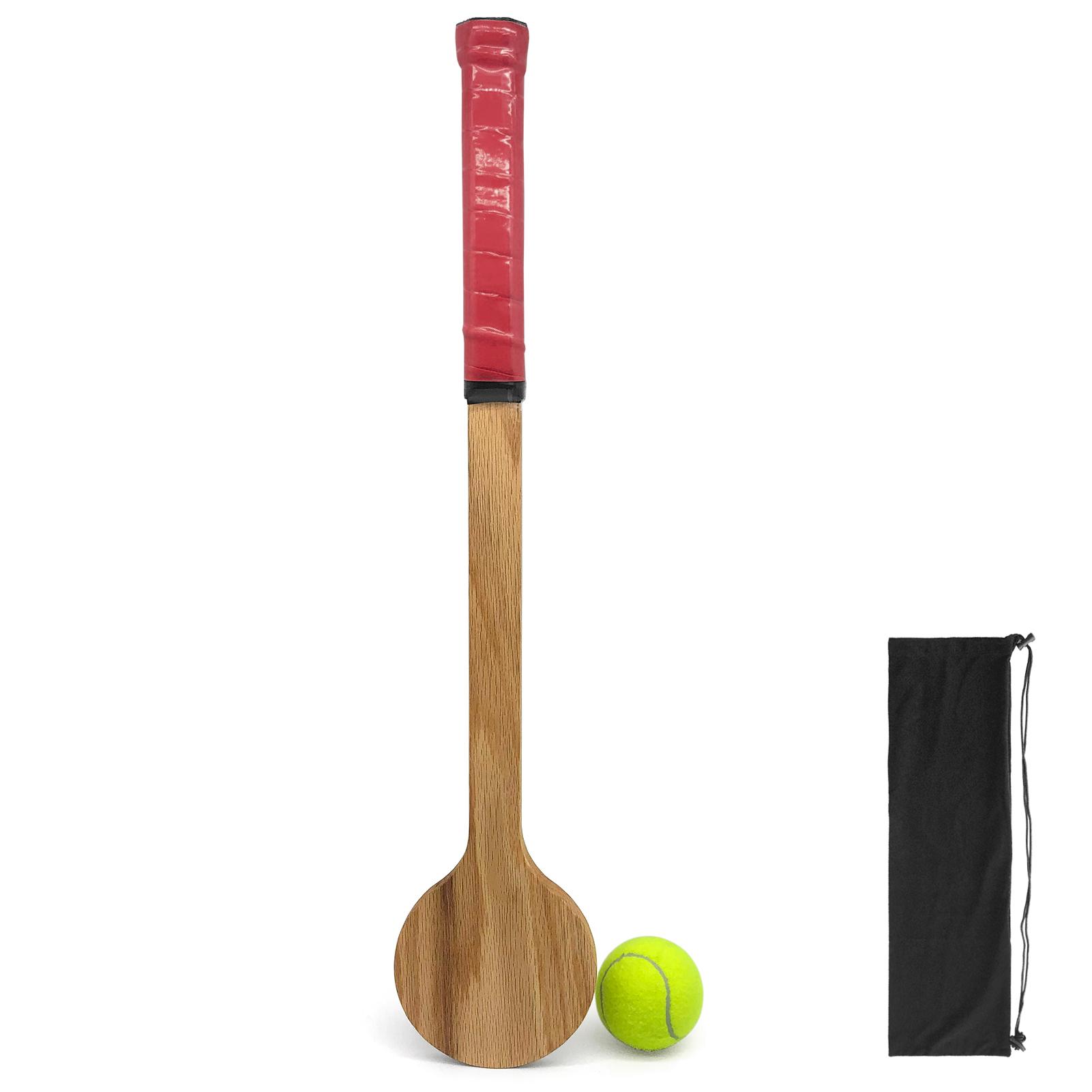 Vợt đánh tennis bằng gỗ và bóng tennis