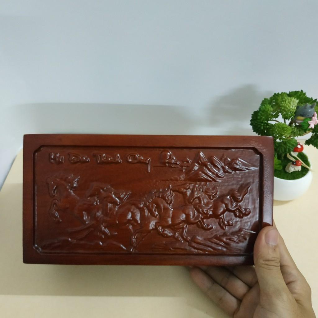 HỘP ĐỰNG TRANG SỨC LÓT THẢM ĐỎ BẠCH MÃ CÓ TRẠM VIỀN
