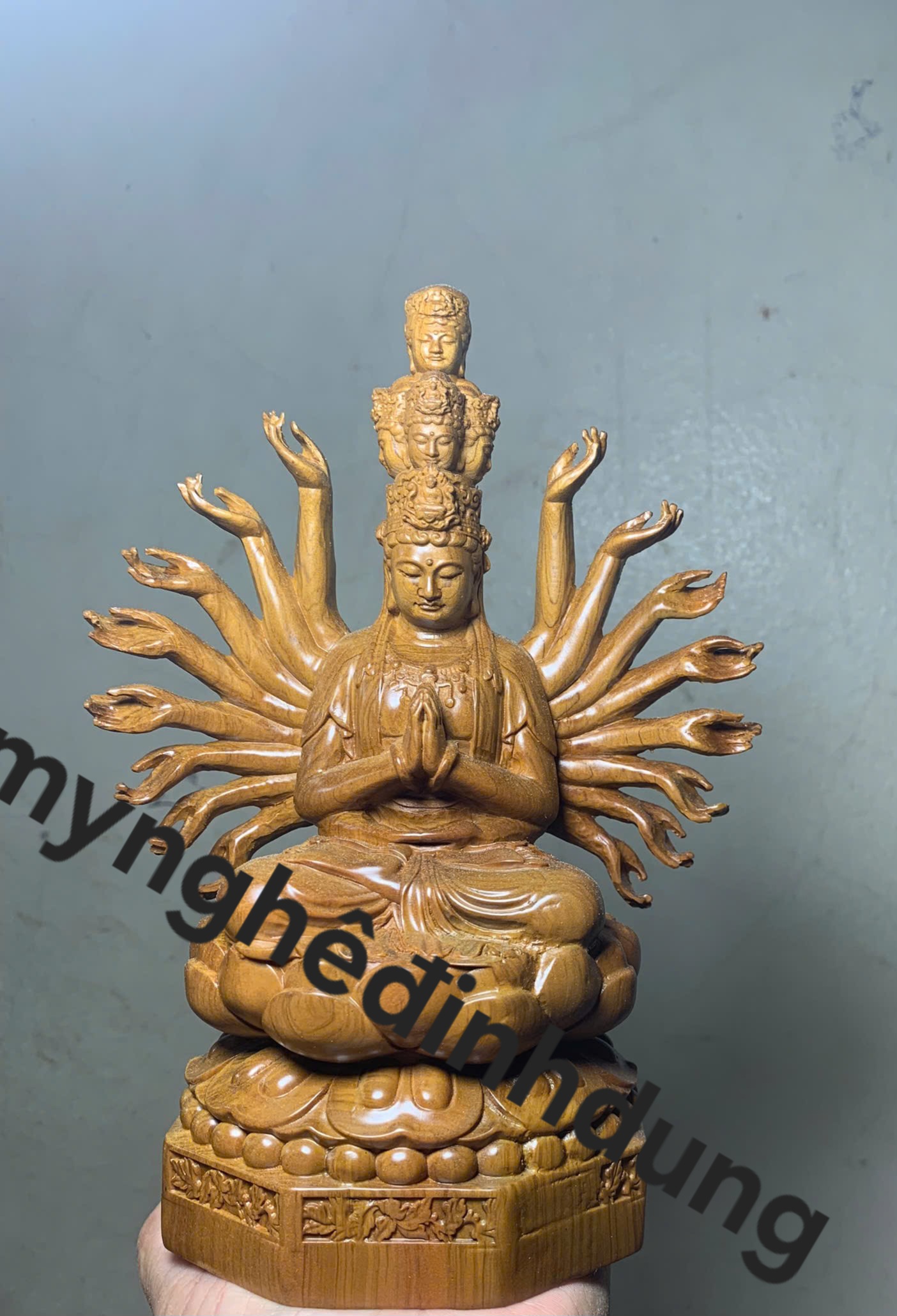Tượng phật thiên thủ thiên nhãn bằng gỗ bách xanh thơm nức cao 20x15x8cm