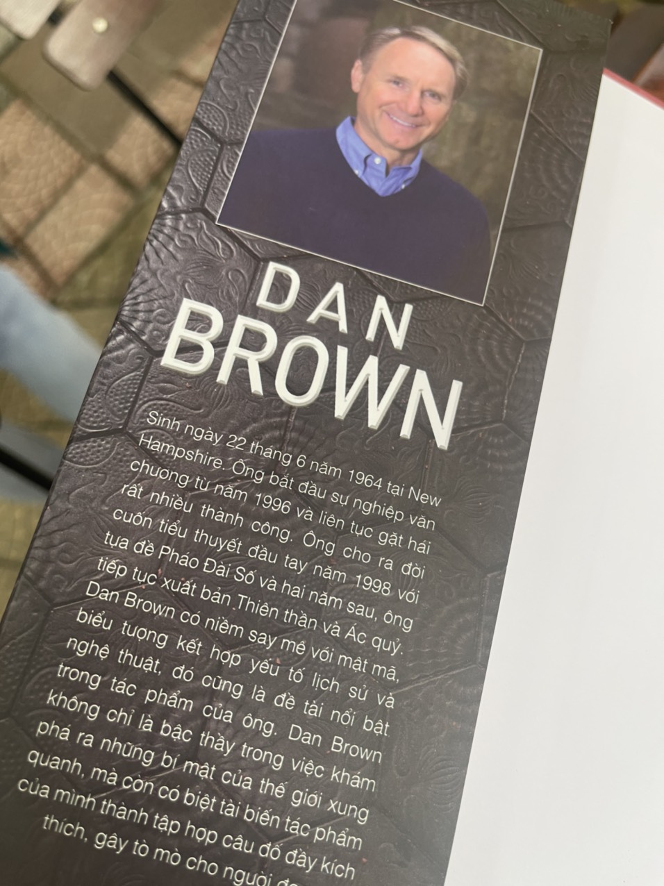 (Bìa cứng – Tái bản bìa mới 2022) NGUỒN CỘI – Dan Brown – bìa cứng – Bách Việt – Nguyễn Xuân Hồng dịch