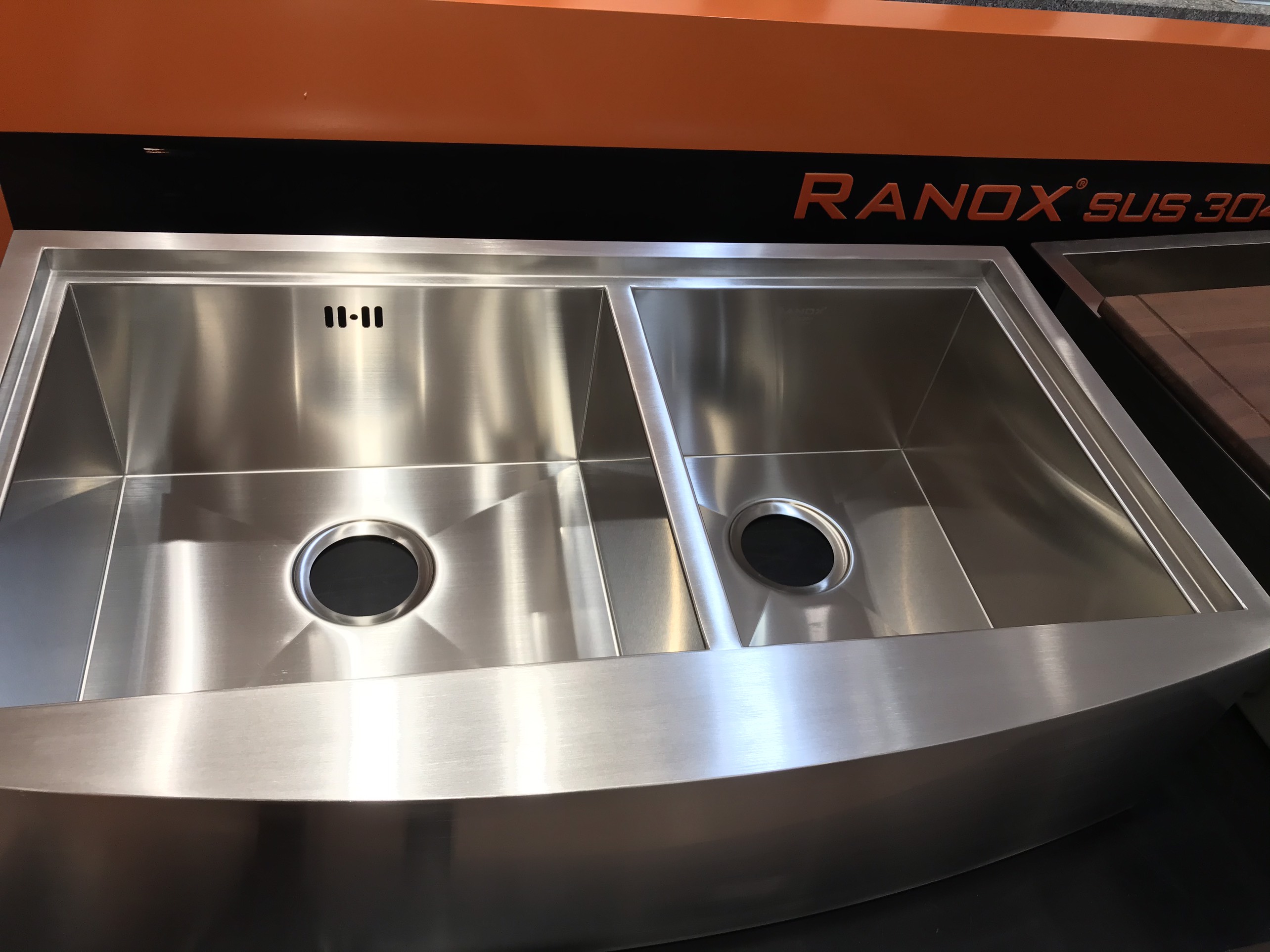 Bộ chậu 2 hố RANOX Apron sink và vòi rửa rút dây RN44996