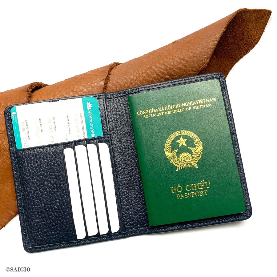 Ví Passport Da Bò PEBBLE Mềm Mại - Bền Bỉ, Chống Xước - Chống Nhăn Tốt, Thiết Kế Hiện Đại - Đa Năng, Đựng Được Nhiều Loại Hộ Chiếu, Nhiều Ngăn Thẻ ATM, Đựng Tiền, Vé Máy Bay, Tiện Dụng Khi Đi Du Lịch, Công Tác - Hàng Chính Hãng SAIGIO