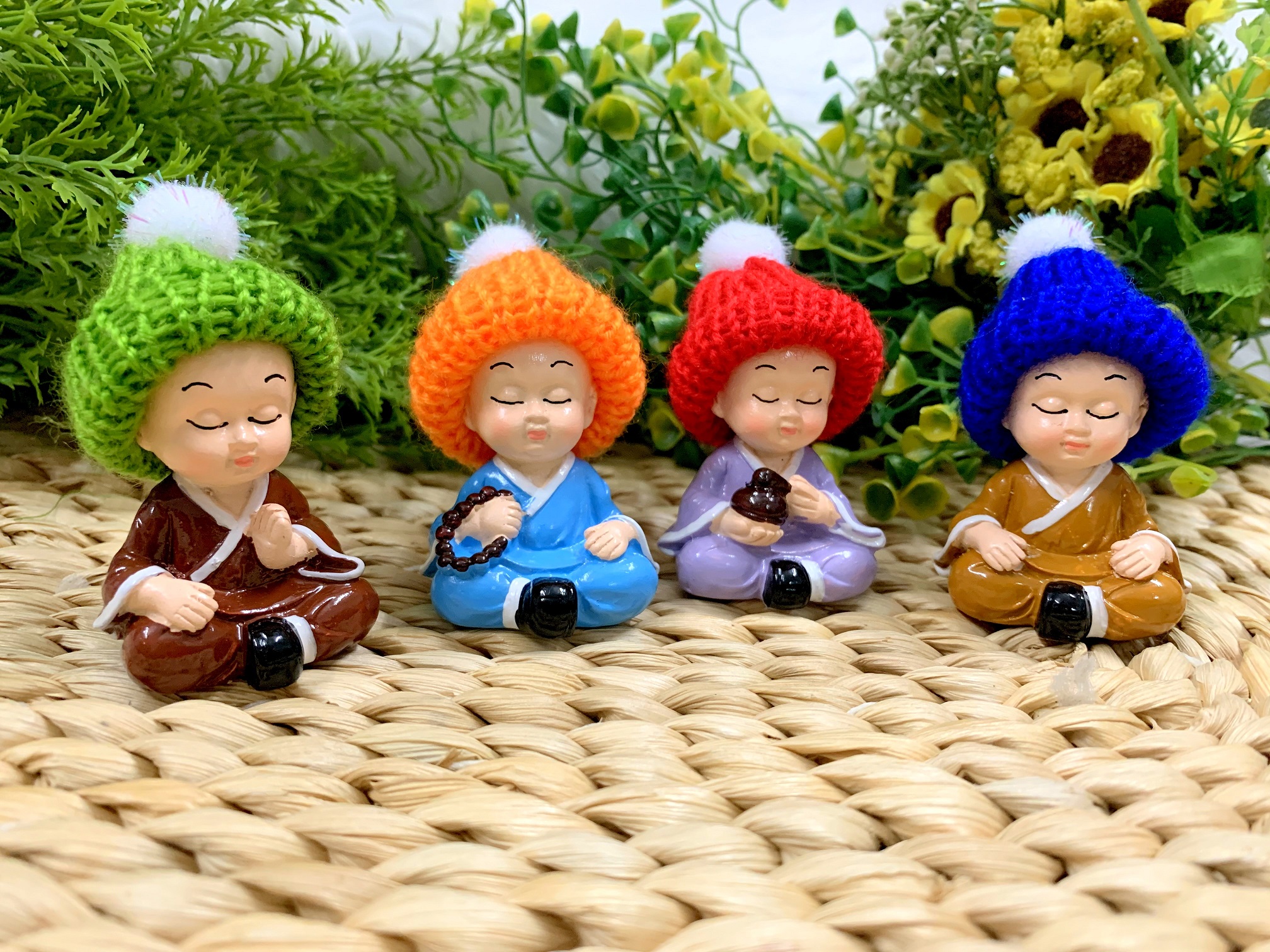 Tượng Chú Tiểu Hư Không đội nón len Việt Nam