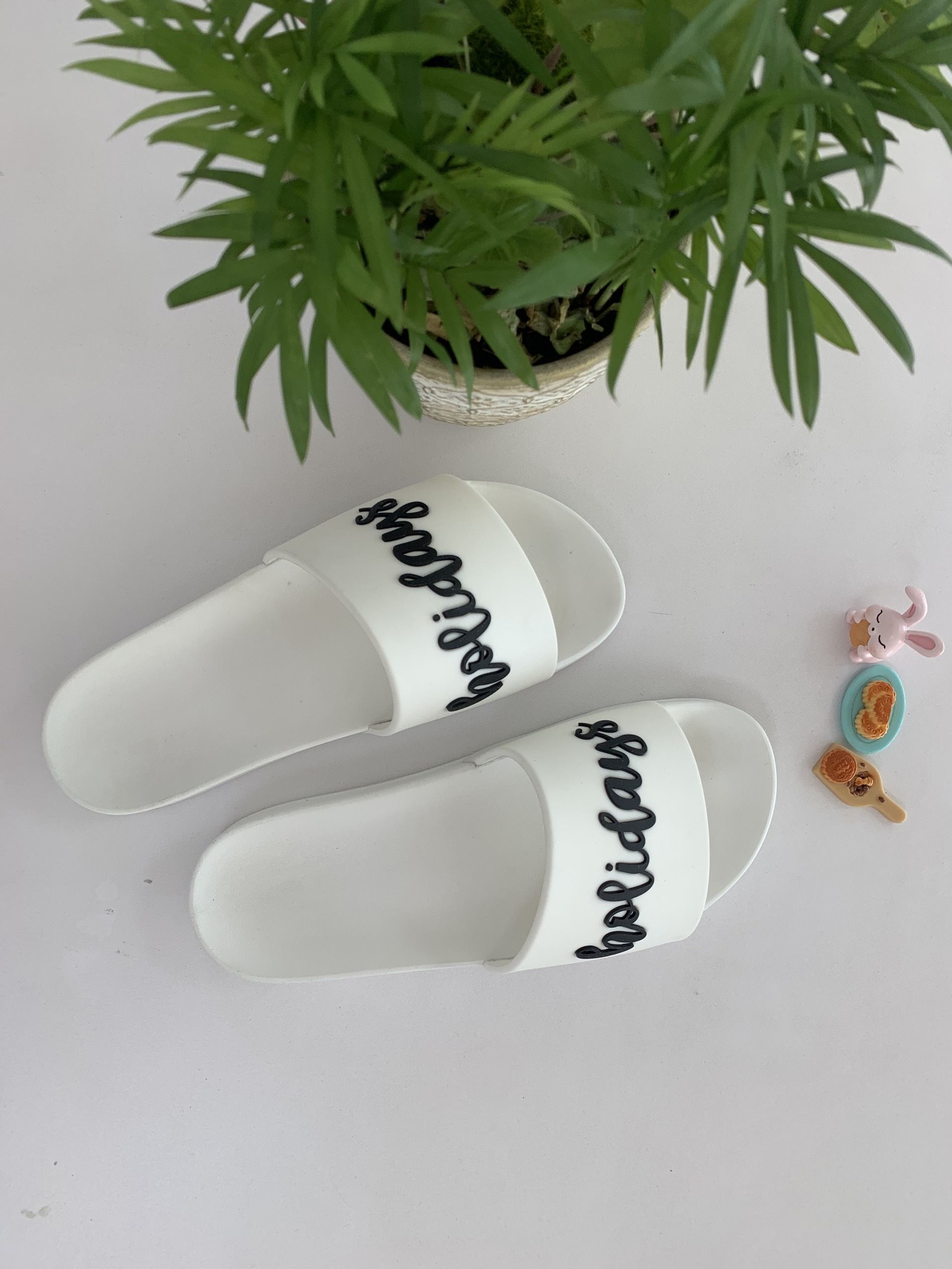 Dép Quai Ngang Màu Trắng holidays In Nổi Chữ dẫn đầu xu hướng Streetwear