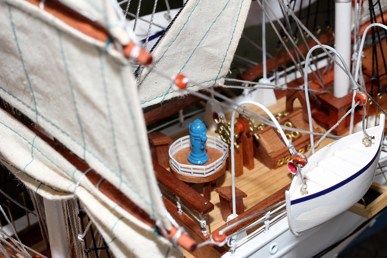 Thuyền buồm gỗ trang trí Lehmkuhl dài 95cm (lắp ráp sẵn)