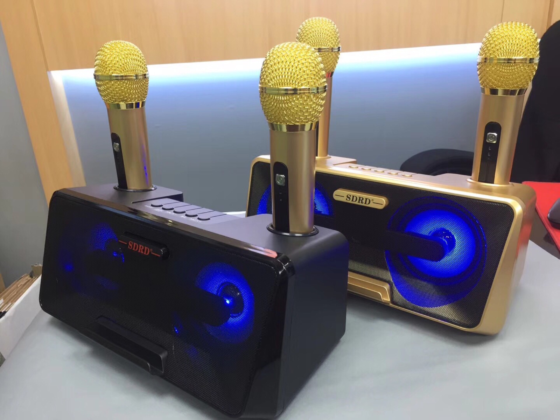 Loa Hát Karaoke SD301 Kèm 2 Mic Không Dây Giau Màu Ngẫu Nhiên