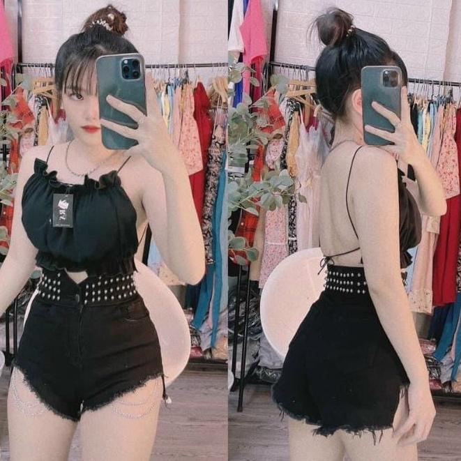 Quần đùi lưng cao đính cườm phối dây xích cá tính