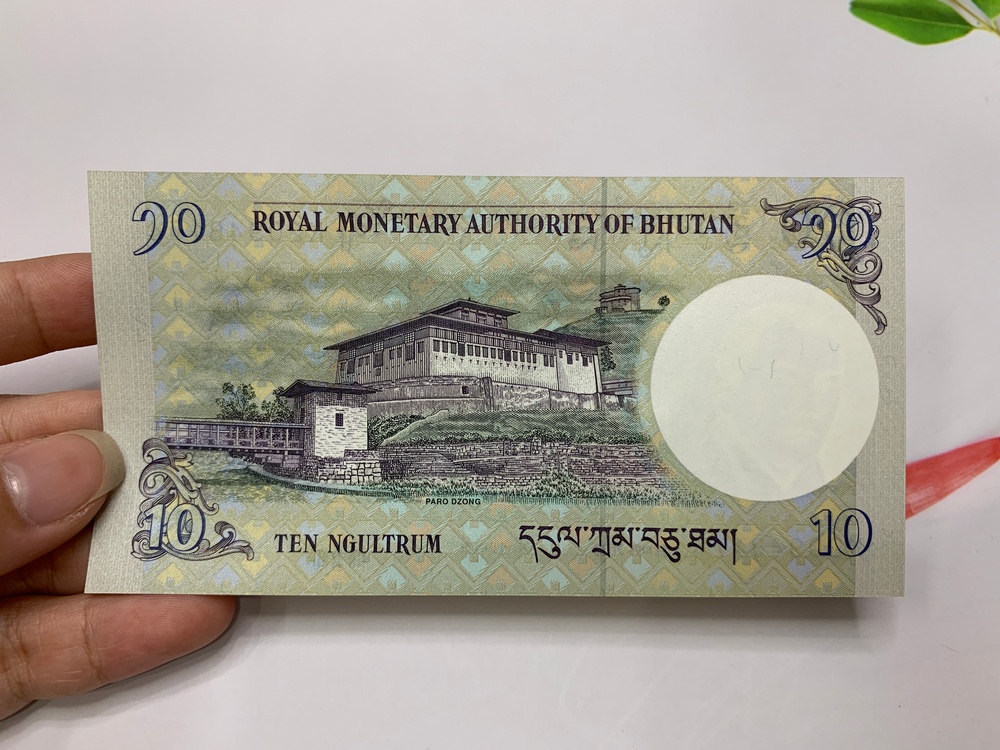 01 tờ tiền 10 Ngultrum Bhutan - tặng phơi nylon bảo quản tiền