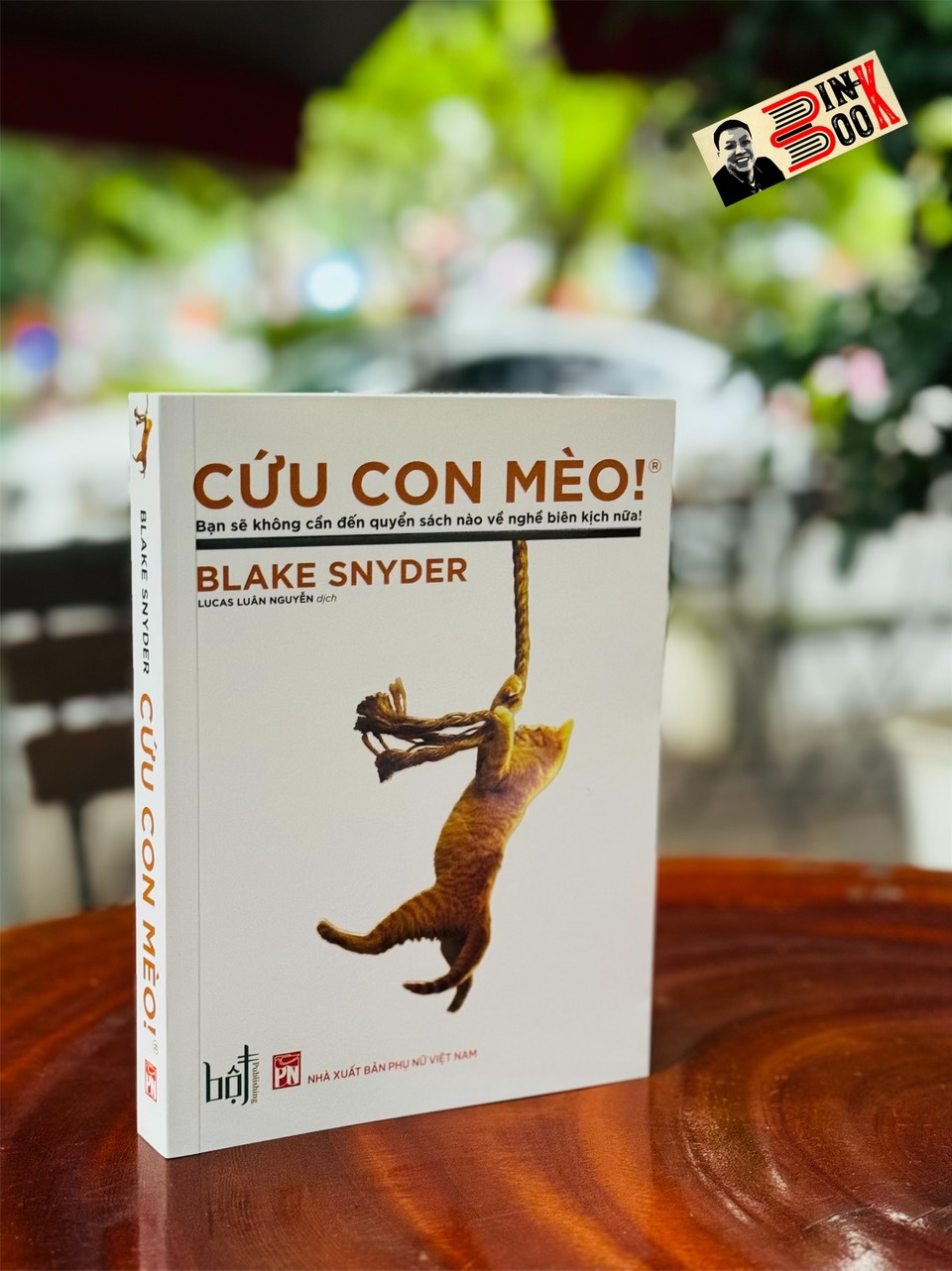 [In hai màu] CỨU CON MÈO! - BẠN SẼ KHÔNG CẦN QUYỂN SÁCH NÀO VỀ BIÊN KỊCH NỮA! - Blake Snyder - Lucas Luân Nguyễn dịch - Công ty TNHH Sáng tạo Bột - NXB Phụ Nữ Việt Nam.