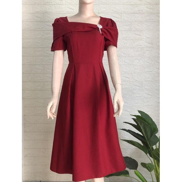 ĐẦM XÒE ĐỎ TRỄ VAI KÈM PHỤ KIỆN
