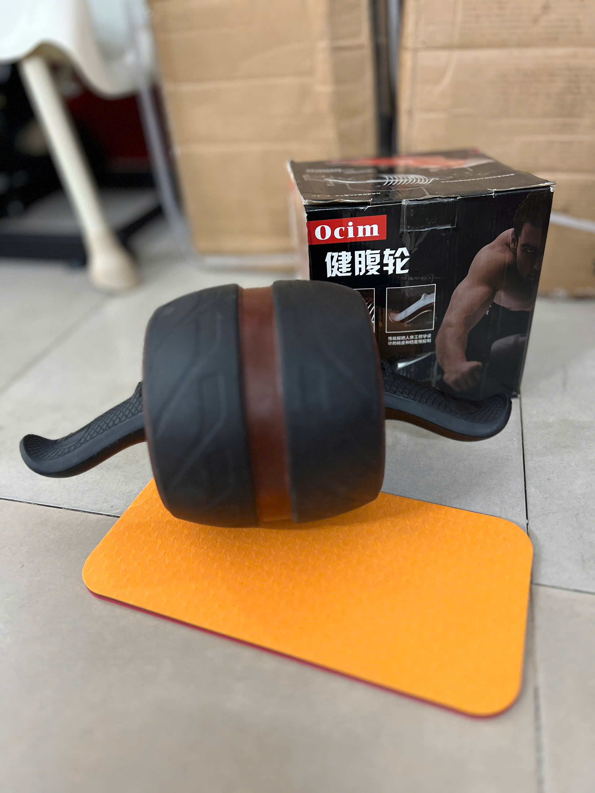 Con lăn tập cơ bụng AB Carver Pro kèm thảm kê gối tiện dụng, có lò xo đàn hồi giúp việc tập luyện trở lên dễ dàng hơn.