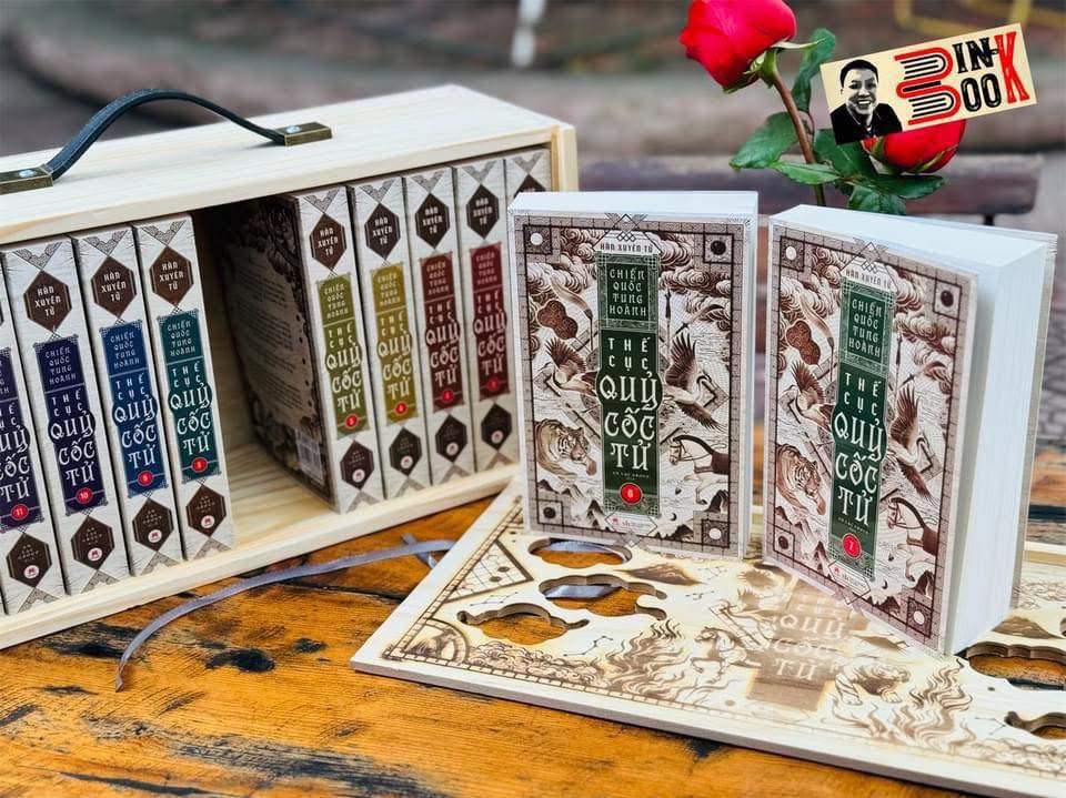(Tặng 1c Báu Vật Của Đời) TRỌN BỘ 13 TẬP THẾ CỤC QUỶ CỐC TỬ – Hộp gỗ giới hạn chỉ 600 bộ, nắp trượt quai da PU – Hàn Xuyên Tử – Huy Hoang Bookstore