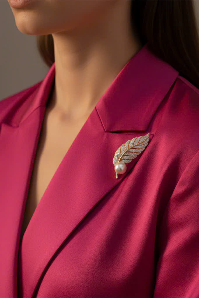 Trâm Cài Áo Vest, Áo Dài Đính Ngọc Trai Baroque Hình Lông Vũ thời trang thiết kế Hity ACC404