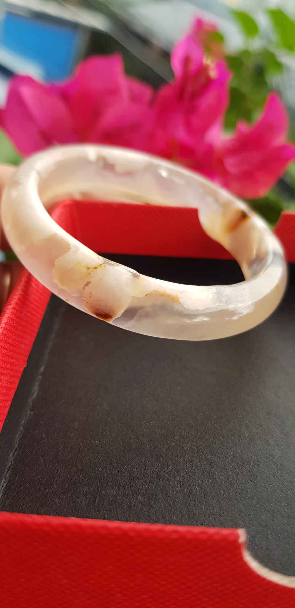 Vòng tay phong thuỷ Nữ Bản Hẹ Đá Mã Não trắng vàng nhẹ bông hoa bóng đẹp Vòng tay Nữ Ni 48mm x Cao 11mm x dầy 6mm Nữ tay nhỏ cân nặng 30kg - 45kg đeo đẹp ạ