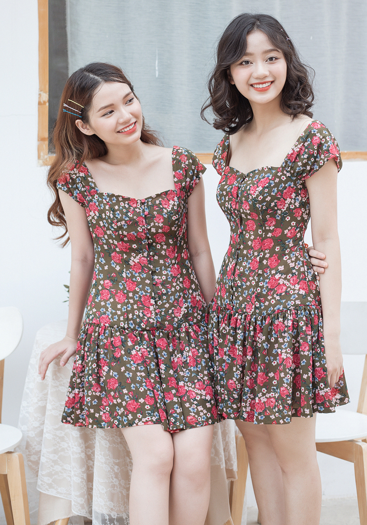 Đầm xanh rêu hoa hồng tùng bèo, cổ trước cong, thân cài nút bọc