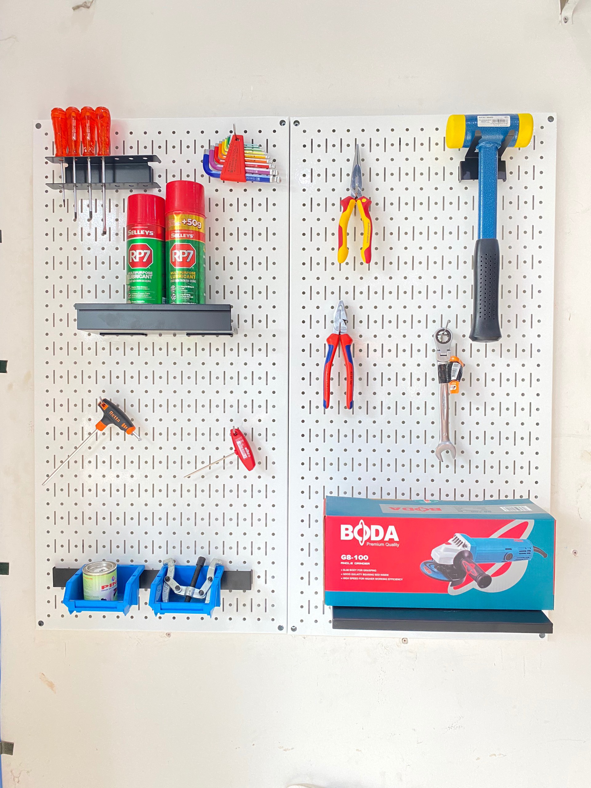 Tấm lưới đôi pegboard treo dọc màu trắng kèm phụ kiện treo