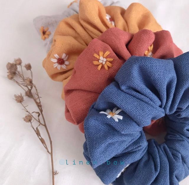 Scrunchies linen thêu hoa