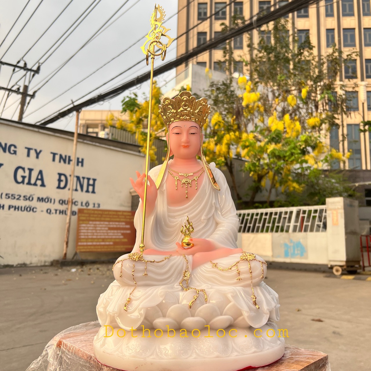 Tượng Địa Tạng Vương Bồ Tát ngồi trên đài sen bằng đá nhập khẩu cao cấp cao 40cm– màu trắng
