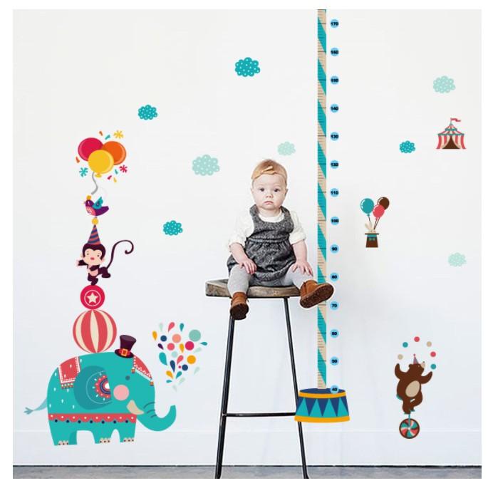 Decal dán tường thước đo chú voi và khỉ