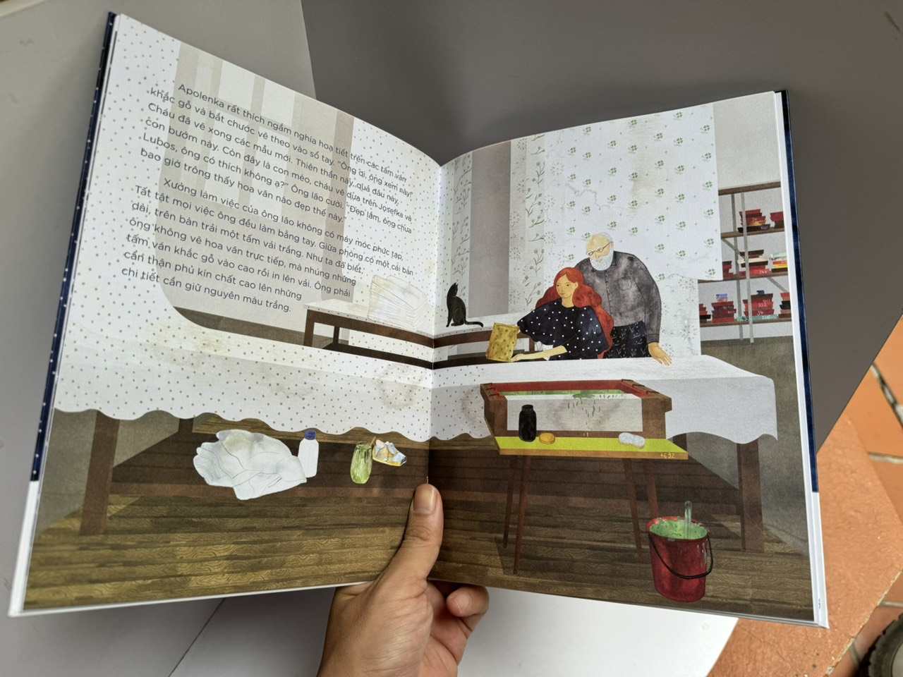 CÔNG XƯỞNG XANH CỦA APOLENKA - Romana Košutková - San Hô Books