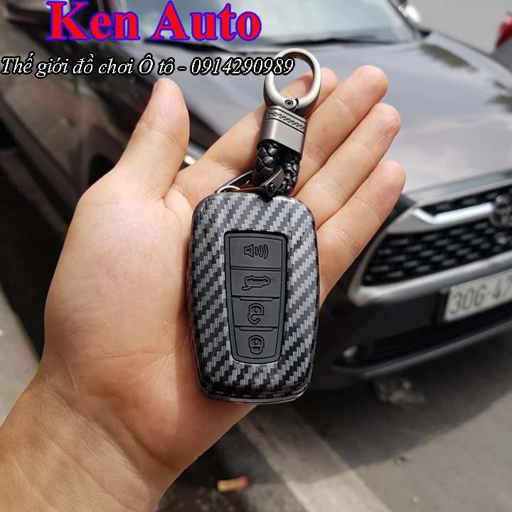 Ốp bảo vệ chìa khóa xe Toyota Corolla Cross 2020 vân Carbon kèm móc đeo INOX