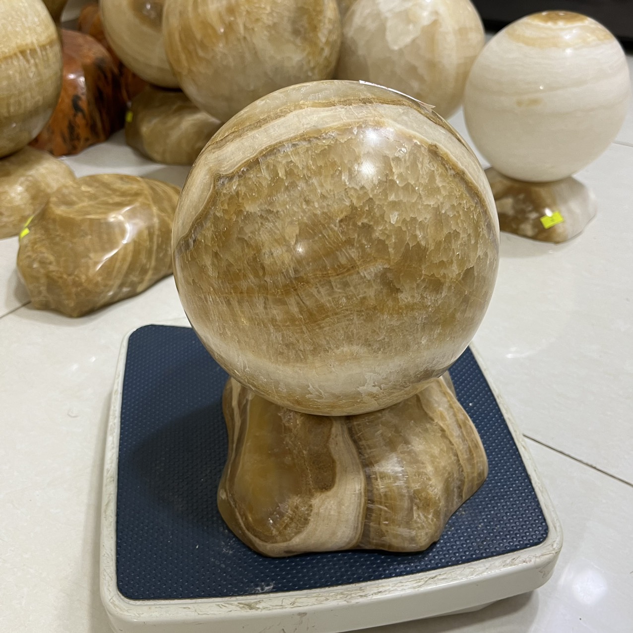 Cầu bi phong thủy đường kính 17 cm, nặng 9 kg màu vàng nâu cho người mệnh Kim và Thổ, xuyên ánh sáng