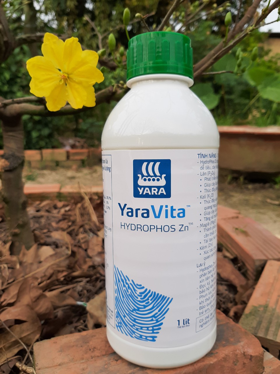 Phân bón lá trung vi lượng YaraVita Hydrophos Zn chai 1 lít giúp tăng hấp thu phân bón, ra rễ, đẻ nhánh