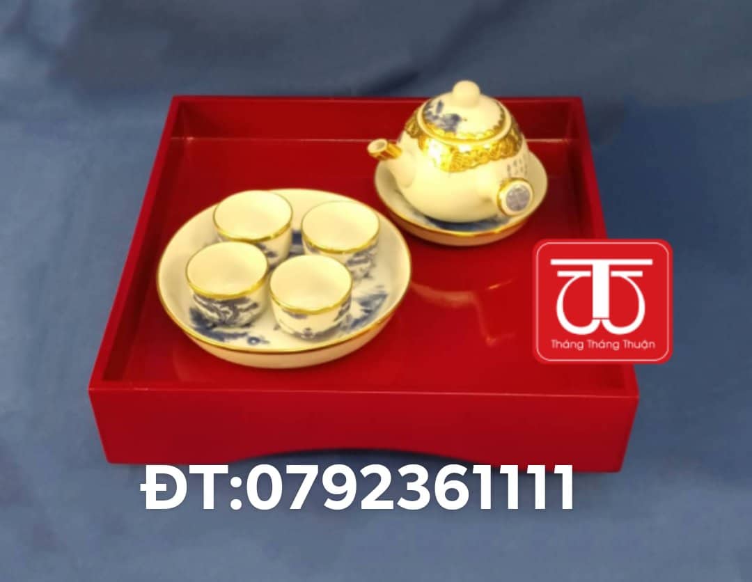 BỘ ẤM CHÉN BỊT ĐỒNG VẼ SƠN THUỶ ( ĐK CỐC 5CM).KHAY GỖ SƠN MÀI 30CM*30CM