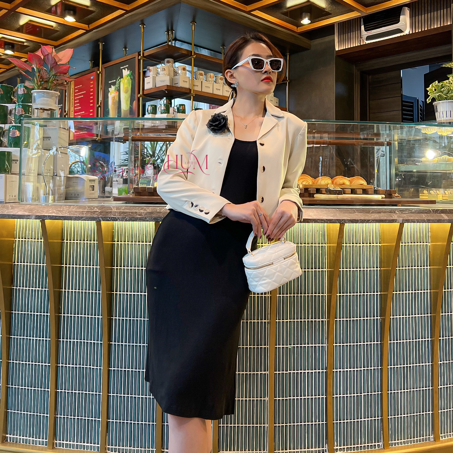 Áo Blazer, áo vest nữ thân ngắn, tay dài, form mềm mại, nút dạ vân sừng xà cừ, màu Nude nhạt, hàng thiết kế - Taurus B02