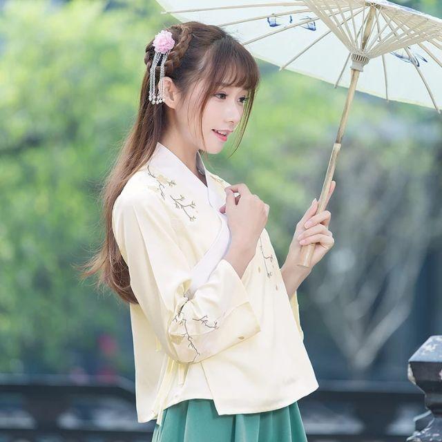 Hán phục cách tân hoa mai