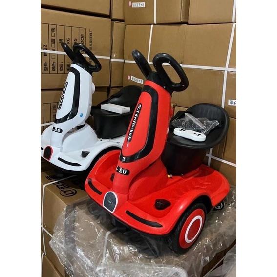 Xe điện trẻ em kèm điều khiển ,xe xoay tròn 360 độ