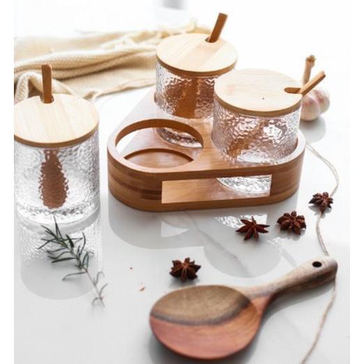 Bộ 3 hũ đựng gia vị thủy tinh cao cấp khay gỗ tre tam giác
