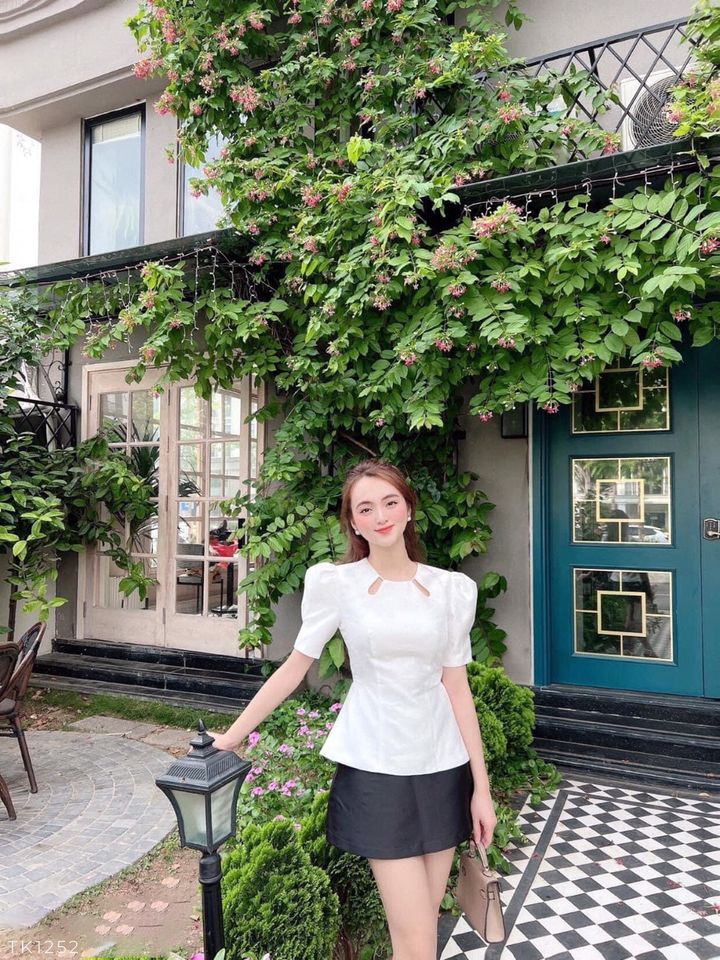 Áo peplum cổ tròn khoét giọt nước đính nút ngọc siêu sang