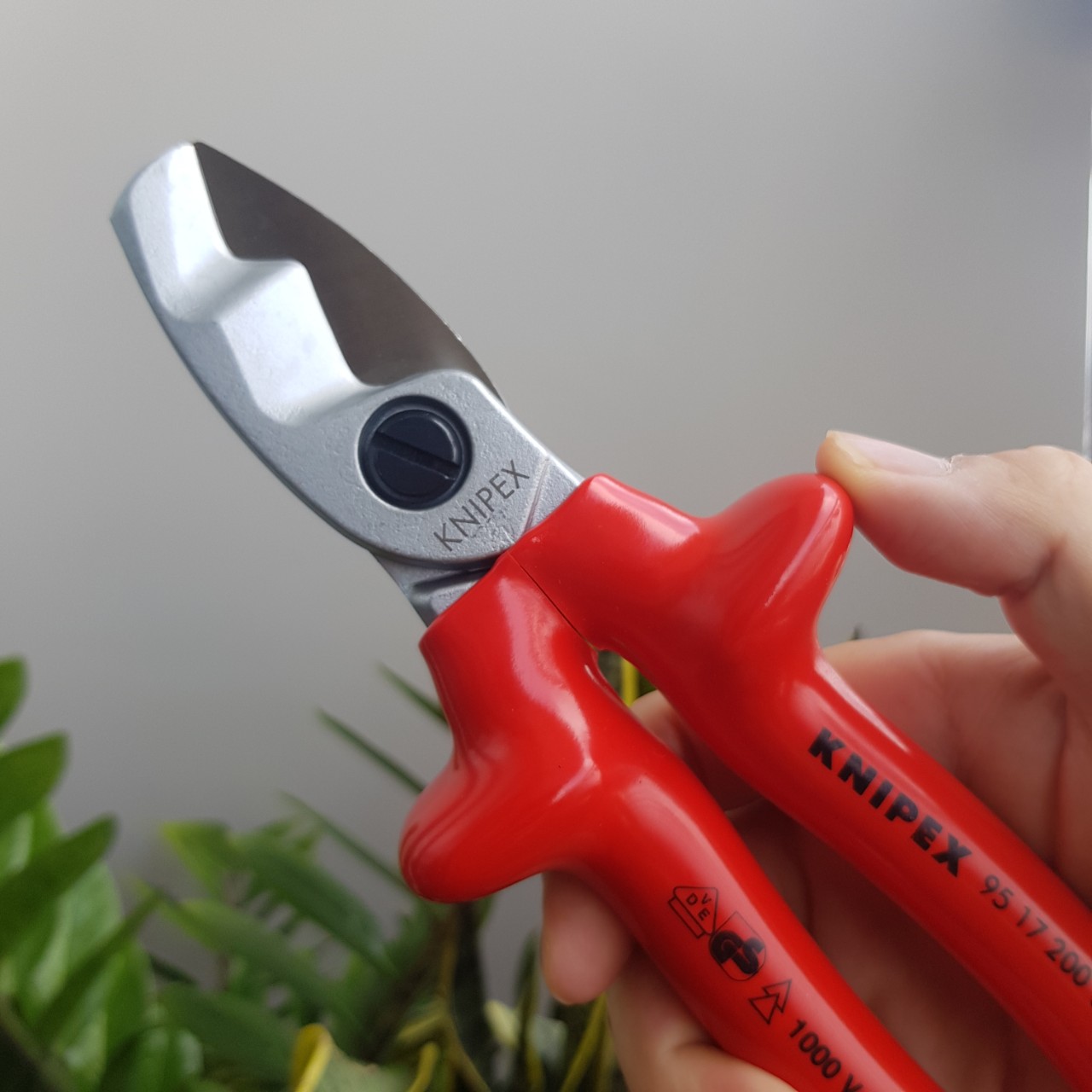 Kìm Knipex 95 17 200 Cắt Cáp Điện Đồng và Nhôm đến Ø20mm/70 mm² Cách Điện Nhựa Dày 1000V Theo Chuẩn VDE Đức