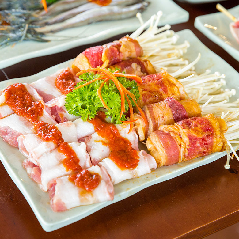 Voucher Buffet Buổi Trưa tại Nhà Hàng Hải Sản Dìn Ký Hồng Hà - Hơn 50 món Lẩu Nướng Bò Mỹ - Hải Sản phục vụ thực khách.