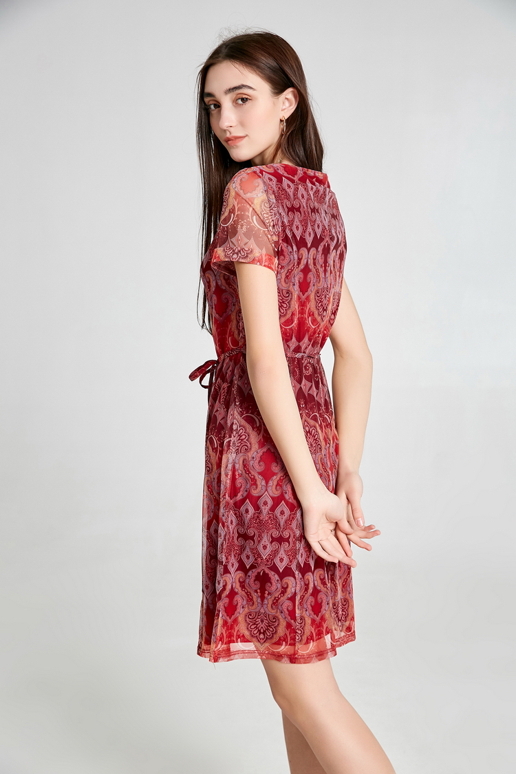 Đầm ôm voan hoa đỏ phối khóa giữa ArcticHunter, thời trang thương hiệu chính hãng