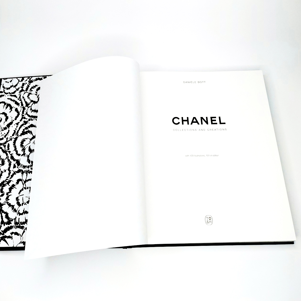 Sách ngoại văn - Chanel: Collections and Creations (Bìa Cứng)