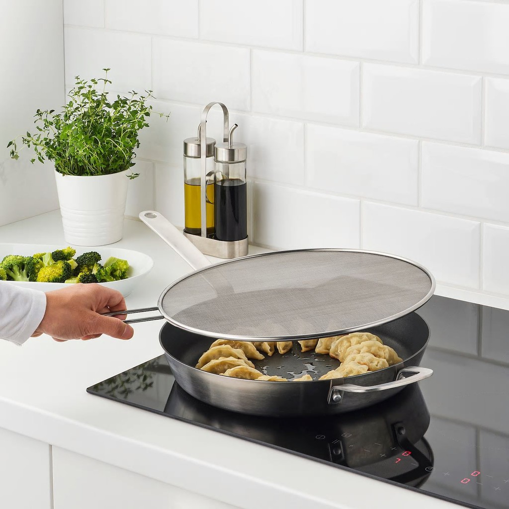Vung chắn dầu mỡ khi nấu ăn, cực kỳ tiện ích.