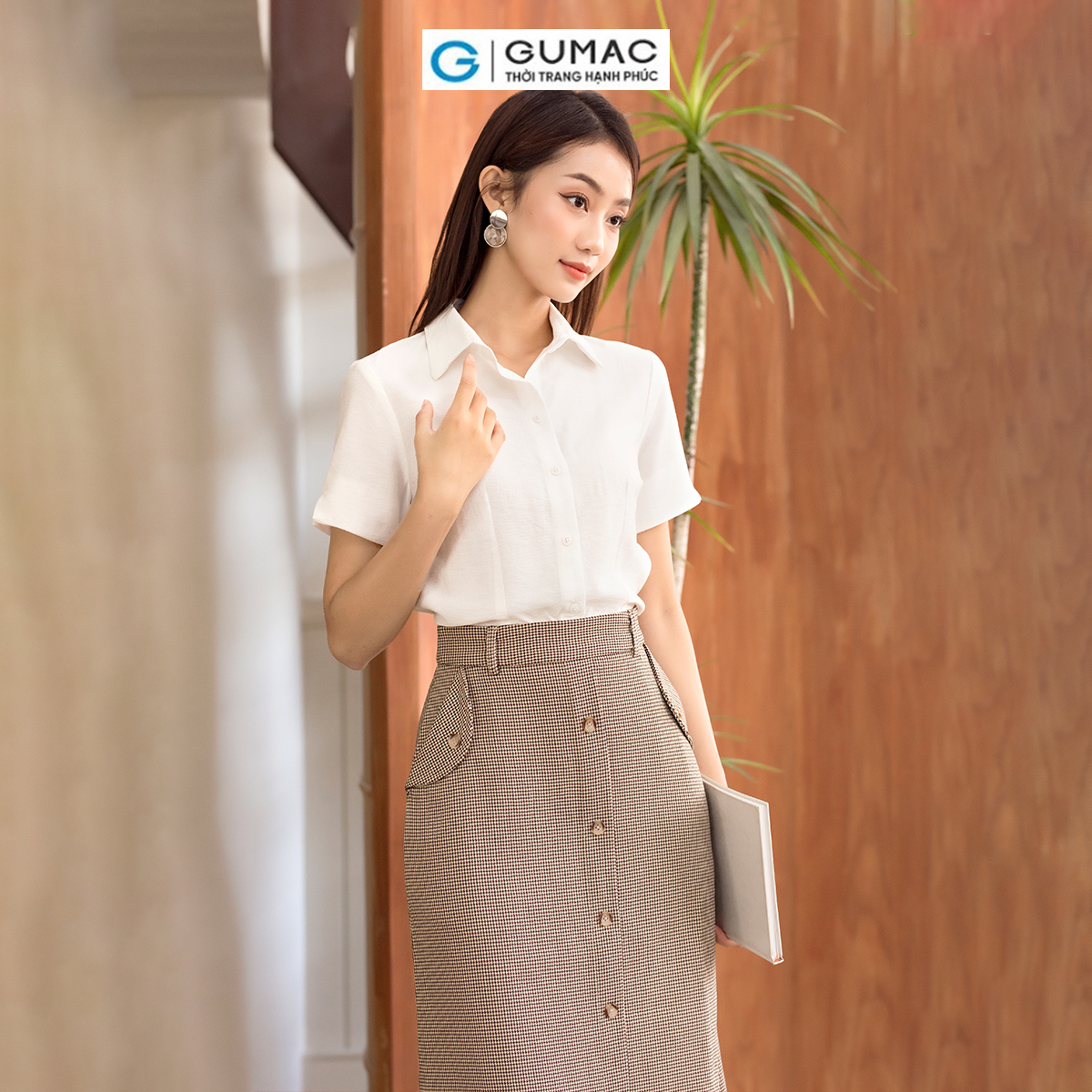 Áo sơ mi nữ tay ngắn xẻ V thời trang GUMAC AD06032