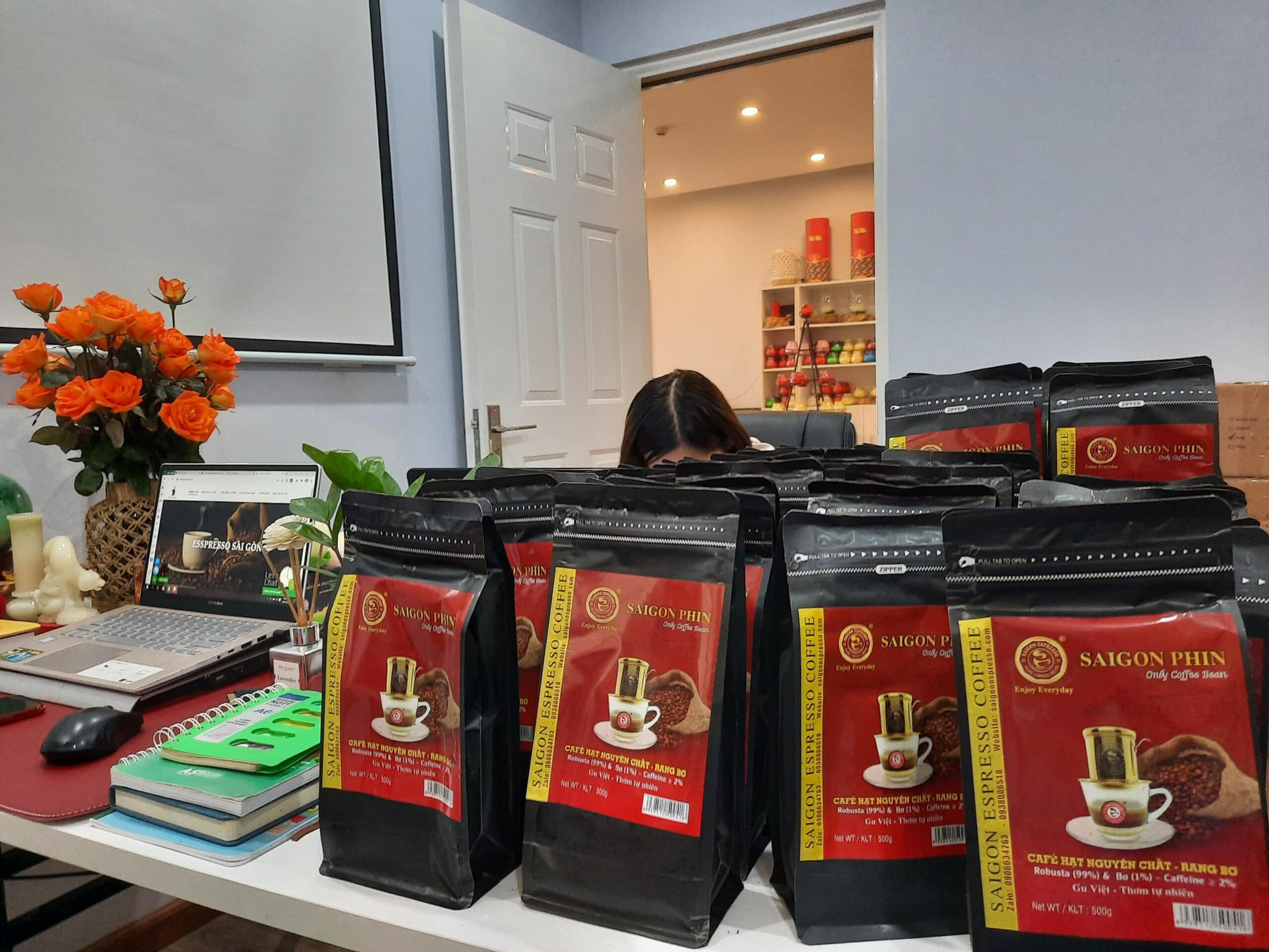 Cà phê bột nguyên chất Saigon Phin – Rang bơ. . Café không hương liệu, Không độn đậu, bắp, Không chất bảo quản. Vị đậm đà, thơm béo