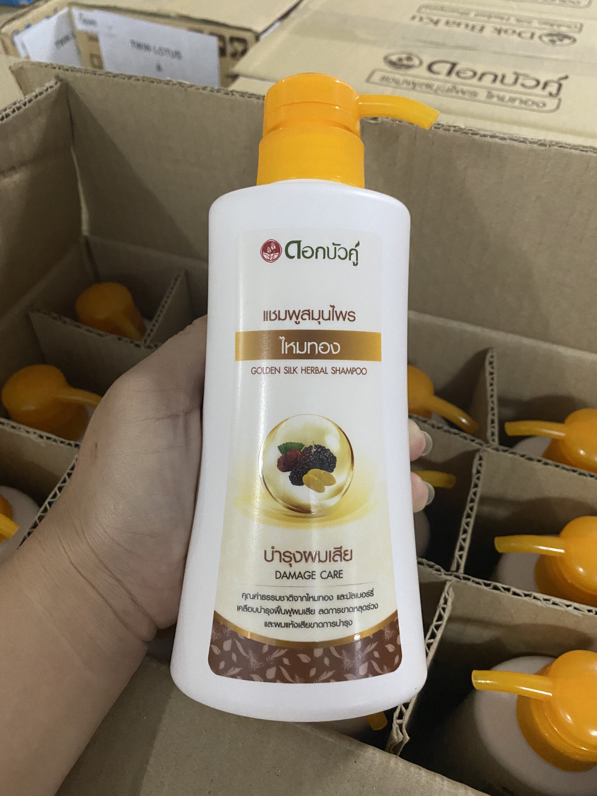 Dầu gội thảo dược Dokbuaku Golden Silk (Tơ Tằm Vàng) Phục Hồi Mái Tóc Khô và Hư Tổn - 420ml