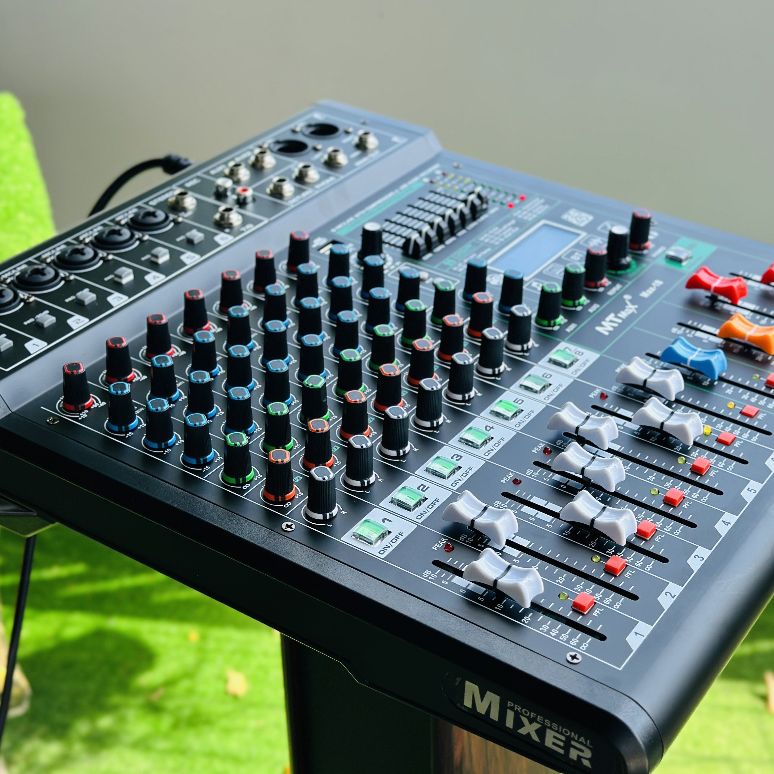 Mixer MTMAX MAX18 – 6 Dường Line Tích Hợp Nguồn 48V, 99 Hiệu Ứng DSP, Hát Livestream, Thu Âm, Karaoke Với Dàn Âm Thanh Gia Đình Hàng Chính Hãng