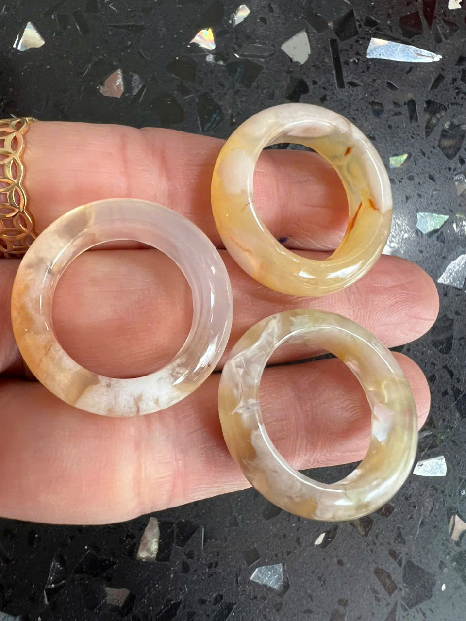 Nhẫn Nữ mới Đá Mã Não Bông Bông Vàng Trắng Đều Bóng Đẹp Ni 18mm Cao 7mm Dầy 4mm Chị em Nữ mệnh Kim mệnh Thủy mệnh Thổ đeo lên tay xinh xắn may mắn ạ