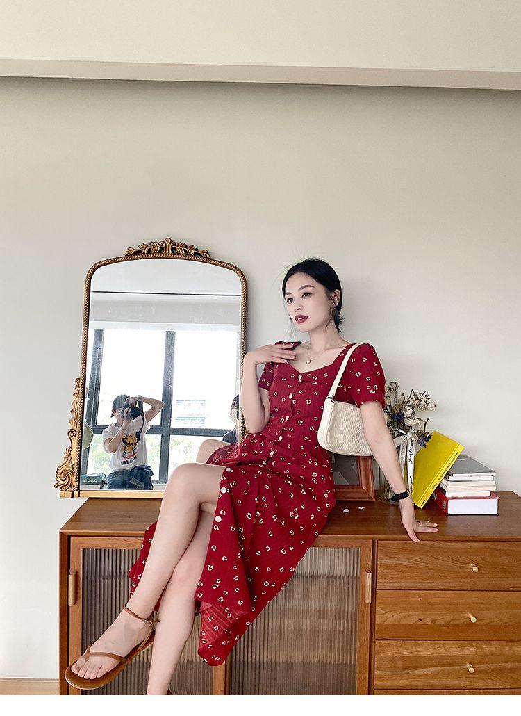 TOBE1SHOP 2023 mùa hè retro màu đỏ đầm nữ tính trà nghỉ váy cao cấp thắt lưng che thịt hiển thị gầy trung bình dài