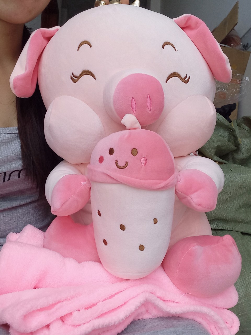 Heo ôm bình sữa nhồi bông kèm mền siêu đáng yêu